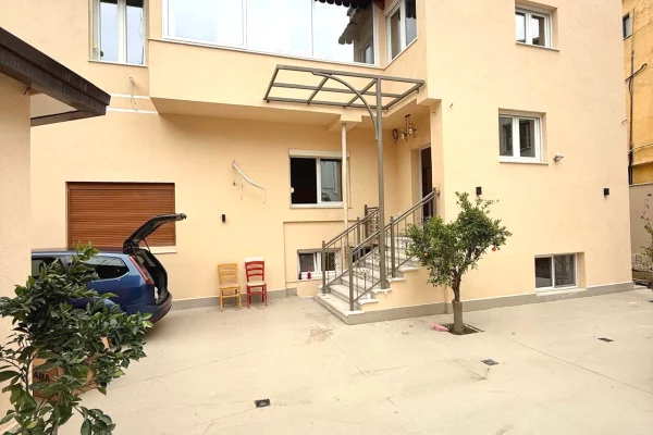 Ambient biznesi me qera 3+1 ne Tirane - 2,000 Euro