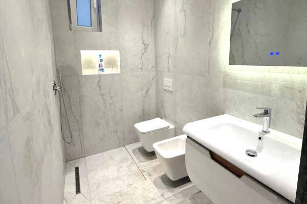 Vile 2-Kateshe me Qira per Zyra / Klinike – Rruga Naim Frasheri 4+1