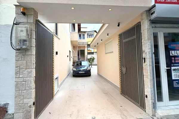 Vile 2-Kateshe me Qira per Zyra / Klinike – Rruga Naim Frasheri 4+1