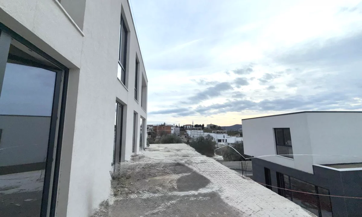 Shtepi ne shitje Apartament ne Tirane, 3+1, Mobilimi Bosh, pa mobiluar, Pagesa 270,770  Euro.