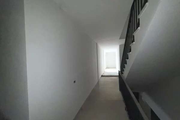 Shtepi ne shitje Apartament ne Tirane, 3+1, Mobilimi Bosh, pa mobiluar, Pagesa 270,770  Euro.