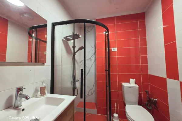 Shtepi me qera Apartament ne Tirane, 2+1, Mobilimi E mobiluar, Pagesa 700  Euro.