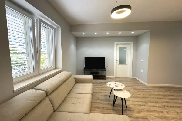 Shtepi me qera Apartament ne Tirane, 2+1, Mobilimi E mobiluar, Pagesa 700  Euro.