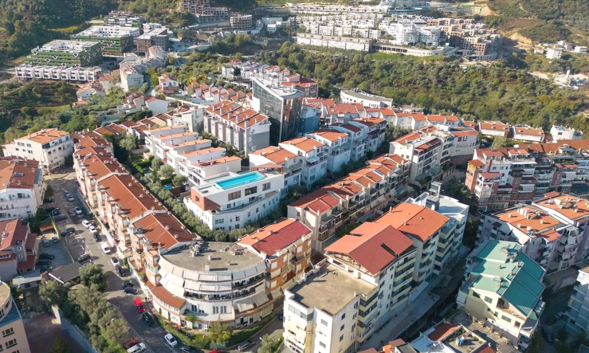 Shtepi ne shitje Duplex(shtepi me 2 kate) ne Tirane, 3+1, Mobilimi Bosh, pa mobiluar, Pagesa 350,000  Euro.