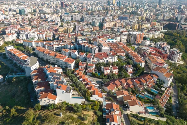 Shtepi ne shitje Duplex(shtepi me 2 kate) ne Tirane, 3+1, Mobilimi Bosh, pa mobiluar, Pagesa 350,000  Euro.