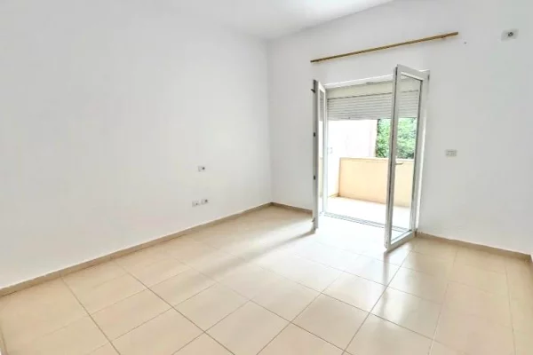 Shtepi me qera Apartament ne Tirane, 2+1, Mobilimi Pjeserisht e mobiluar, Pagesa 450  Euro.