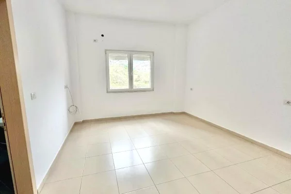 Shtepi me qera Apartament ne Tirane, 2+1, Mobilimi Pjeserisht e mobiluar, Pagesa 450  Euro.