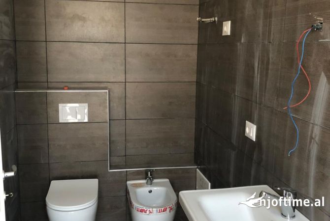 Shtepi ne shitje Apartament ne Tirane, 2+1, Mobilimi Bosh, pa mobiluar, Pagesa 176,000  Euro.