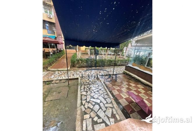 Dyqan per shitje ne Ish Fusha e Aviacionit, Tirane, 