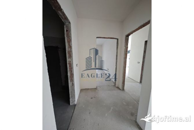 Shtepi ne shitje Apartament ne Tirane, 2+1, Mobilimi Bosh, pa mobiluar, Pagesa 160,000  Euro.