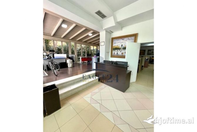 Ambiente Commerciale in Vendita 1+1 a Tirana - 580,000 Euro