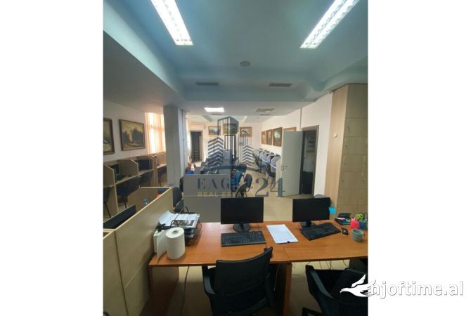 Shitet ambient komercial tek Ambasada Amerikane 