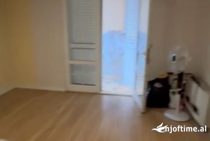 Shtepi ne shitje Apartament ne Tirane, 3+1, Mobilimi Pjeserisht e mobiluar, Pagesa 200,000  Euro.