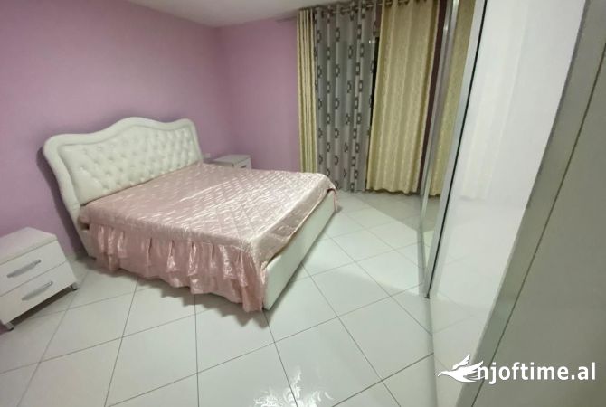 Shtepi me qera Vila Luksoze ne Tirane, 2+1, Mobilimi E mobiluar, Pagesa 600  Euro.