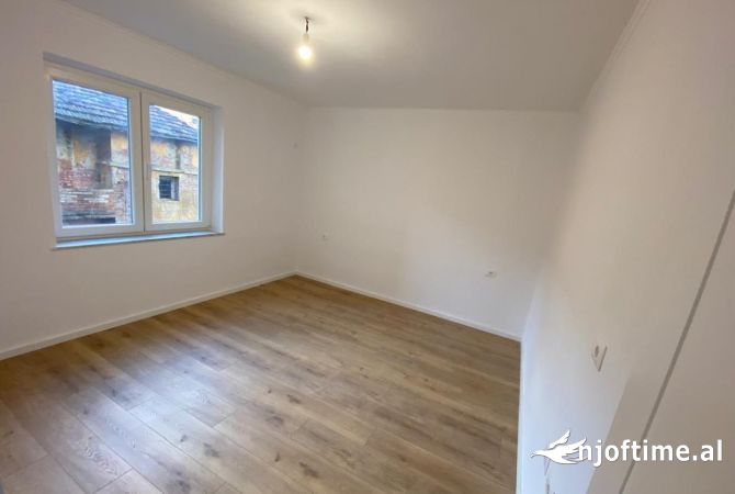 Shtepi ne shitje Apartament ne Tirane, 2+1, Mobilimi Bosh, pa mobiluar, Pagesa 185,000  Euro.