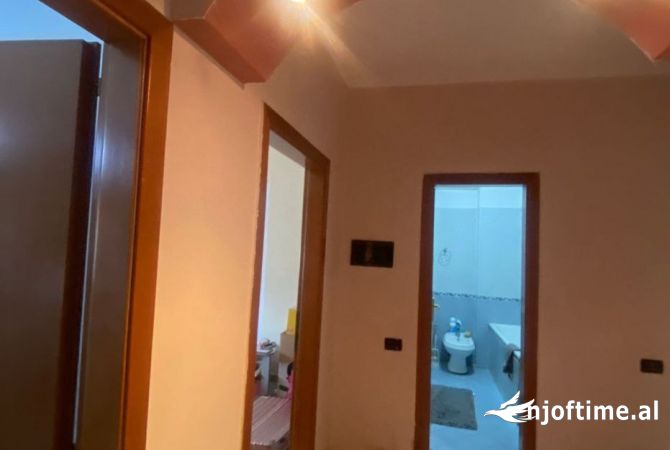 Shtepi ne shitje Apartament ne Tirane, 2+1, Mobilimi Pjeserisht e mobiluar, Pagesa 250,000  Euro.