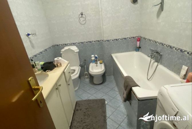 Shtepi ne shitje Apartament ne Tirane, 2+1, Mobilimi Pjeserisht e mobiluar, Pagesa 250,000  Euro.