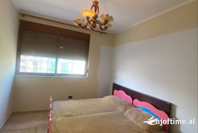 Shtepi ne shitje Apartament ne Tirane, 2+1, Mobilimi Pjeserisht e mobiluar, Pagesa 250,000  Euro.