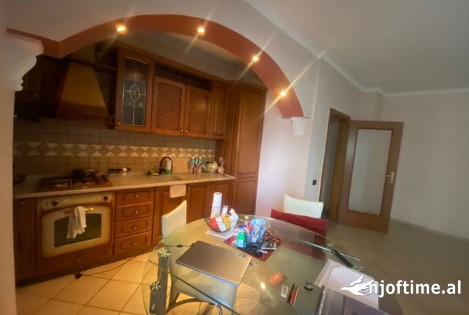 Shtepi ne shitje Apartament ne Tirane, 2+1, Mobilimi Pjeserisht e mobiluar, Pagesa 250,000  Euro.