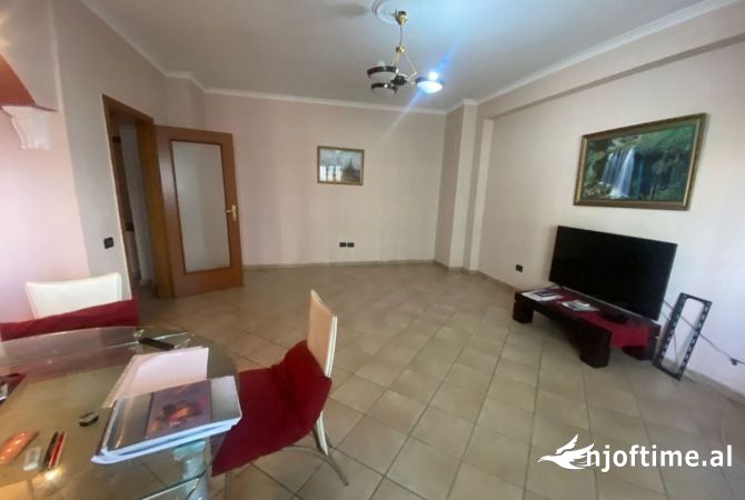 Shtepi ne shitje Apartament ne Tirane, 2+1, Mobilimi Pjeserisht e mobiluar, Pagesa 250,000  Euro.