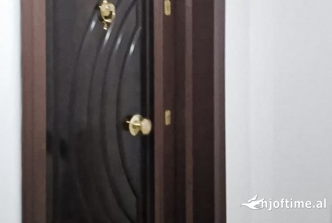 Shtepi ne shitje Apartament ne Tirane, 2+1, Mobilimi Pjeserisht e mobiluar, Pagesa 11,500,000  Leke.