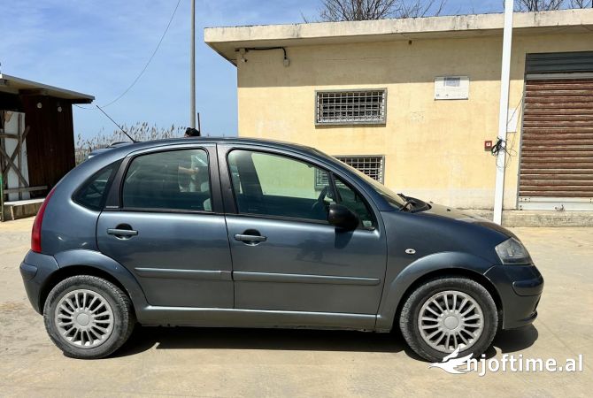 Makina ne shitje ne Durres - 2,400 Euro