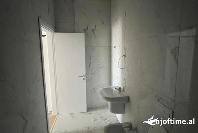 Jepet me qira ambient per zyra tek Pazari i Ri