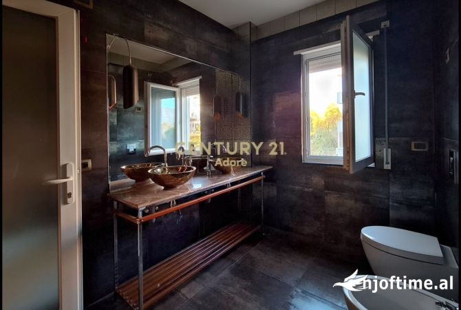 Shtepi me qera Duplex(shtepi me 2 kate) ne Tirane, 2+1, Mobilimi E mobiluar, Pagesa 600  Euro.