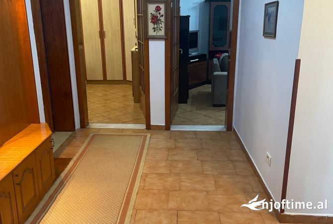 Shtepi me qera Apartament ne Tirane, 3+1, Mobilimi E mobiluar, Pagesa 450  Euro.