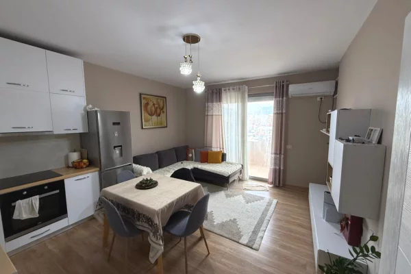 Shtepi ne shitje Apartament ne Tirane, 2+1, Mobilimi E mobiluar, Pagesa 129,000  Euro.