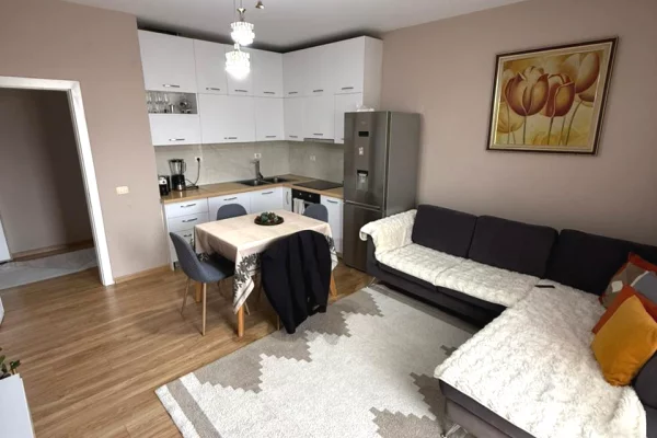 Shtepi ne shitje Apartament ne Tirane, 2+1, Mobilimi E mobiluar, Pagesa 129,000  Euro.