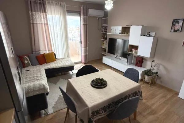 Shtepi ne shitje Apartament ne Tirane, 2+1, Mobilimi E mobiluar, Pagesa 129,000  Euro.