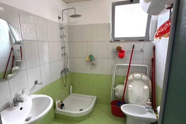 Shtepi ne shitje Apartament ne Tirane, 2+1, Mobilimi E mobiluar, Pagesa 129,000  Euro.