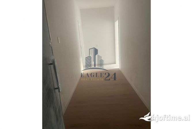 Shtepi ne shitje Apartament ne Tirane, 3+1, Mobilimi Bosh, pa mobiluar, Pagesa 226,800  Euro.