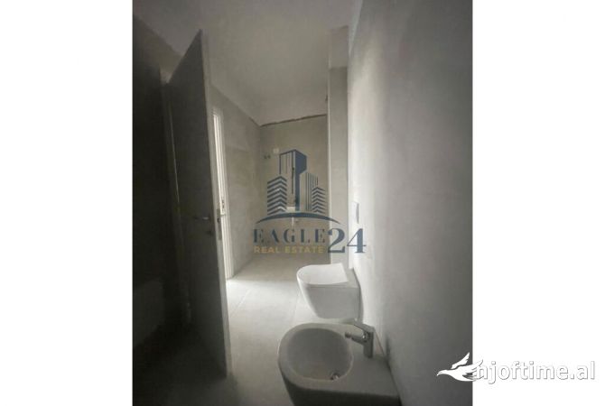 Shtepi ne shitje Apartament ne Tirane, 3+1, Mobilimi Bosh, pa mobiluar, Pagesa 226,800  Euro.