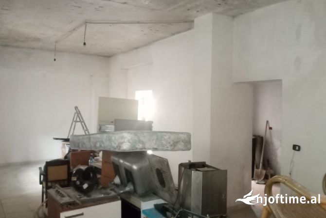 Shtepi ne shitje Shtepi Private ne Tirane, 1+1, Mobilimi Bosh, pa mobiluar, Pagesa 250,000  Euro.