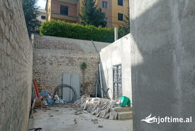 Shtepi ne shitje Shtepi Private ne Tirane, 1+1, Mobilimi Bosh, pa mobiluar, Pagesa 250,000  Euro.