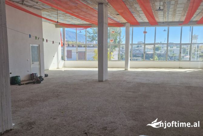 Jepen me qera 2 magazina 