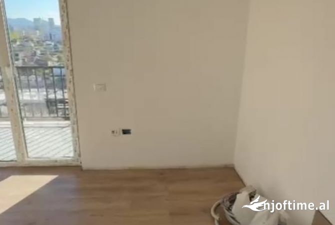 Shtepi ne shitje Apartament ne Tirane, 2+1, Mobilimi Bosh, pa mobiluar, Pagesa 118,500  Euro.