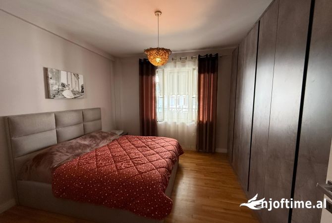 Shtepi ne shitje Apartament ne Tirane, 3+1, Mobilimi E mobiluar, Pagesa 331,000  Euro.