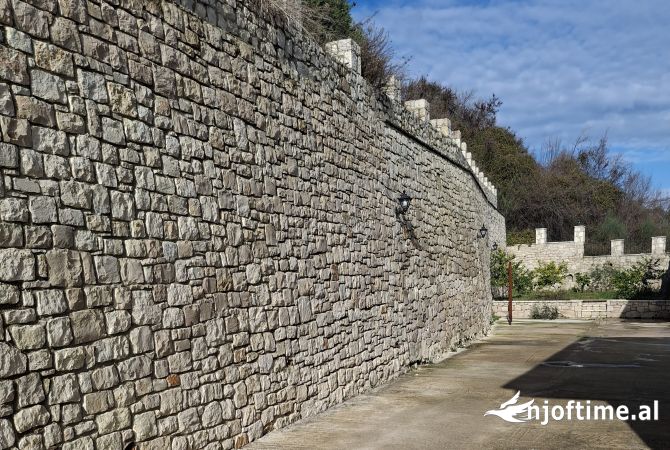 Shtepi ne shitje Vila Luksoze ne Tirane, 5+1, Mobilimi Bosh, pa mobiluar, Pagesa 390,000  Euro.