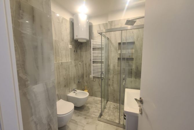 Shtepi me qera Apartament ne Tirane, 3+1, Mobilimi E mobiluar, Pagesa 1,200  Euro.