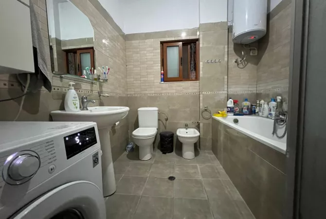 Shtepi ne shitje Apartament ne Tirane, 2+1, Mobilimi E mobiluar, Pagesa 85,000  Euro.