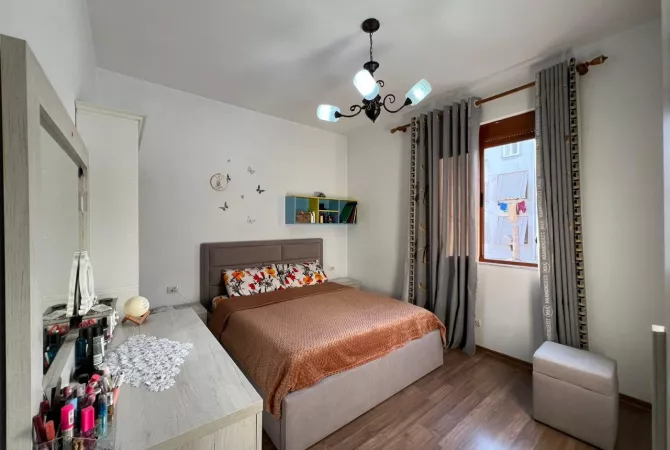 Shtepi ne shitje Apartament ne Tirane, 2+1, Mobilimi E mobiluar, Pagesa 85,000  Euro.