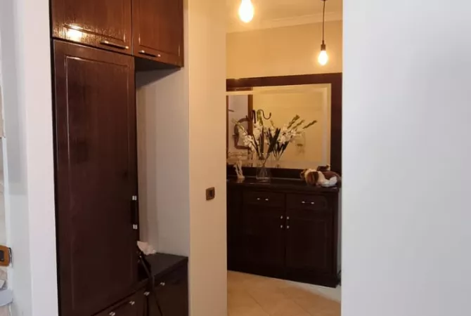 Shtepi me qera Apartament ne Tirane, 2+1, Mobilimi E mobiluar, Pagesa 800  Euro.