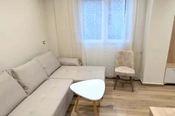 Shtepi me qera Shtepi Private ne Tirane, 2+1, Mobilimi E mobiluar, Pagesa 35,000  Leke.