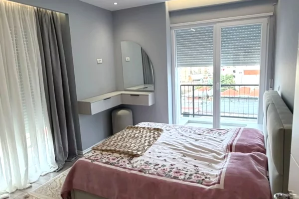 Shtepi me qera Apartament ne Tirane, 2+1, Mobilimi E mobiluar, Pagesa 800  Euro.