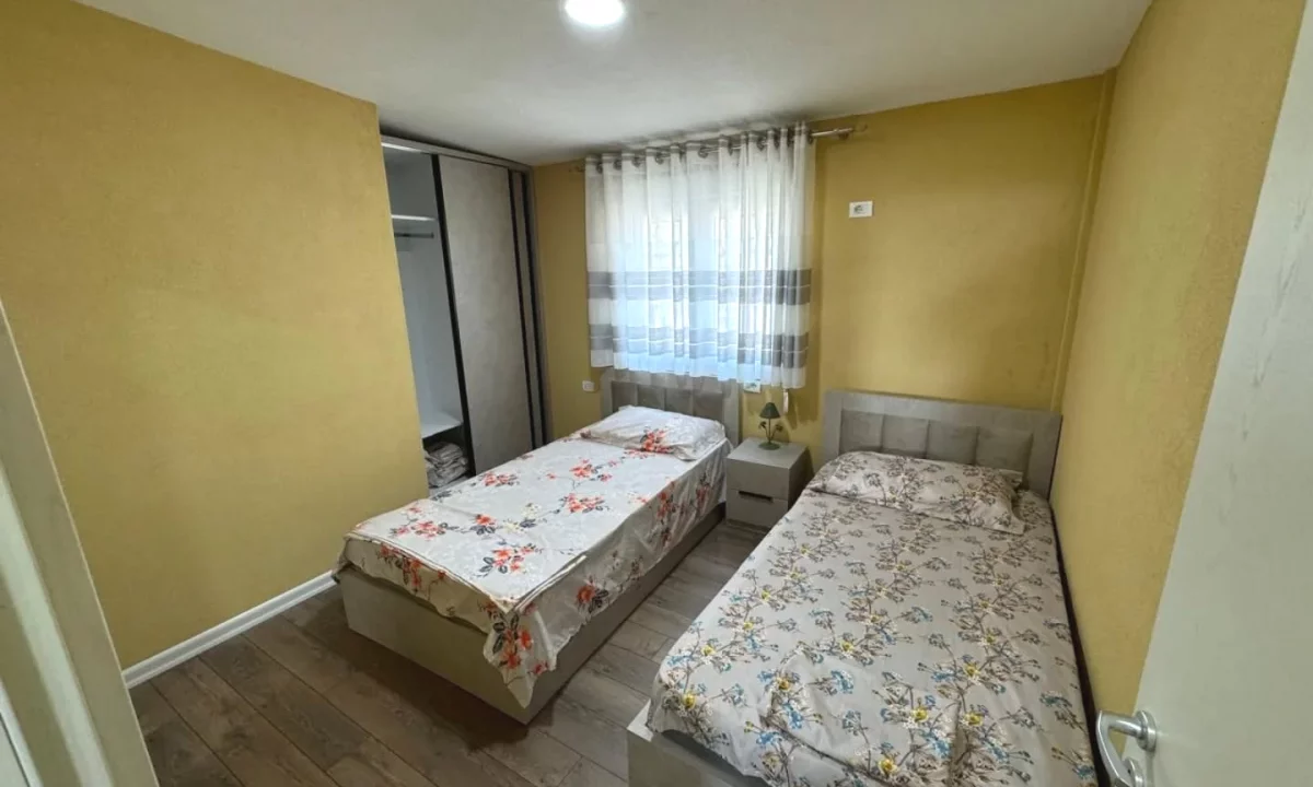 Shtepi ne shitje Papafingo(kati i catise) ne Durres, 2+1, Mobilimi E mobiluar, Pagesa 150,000  Euro.