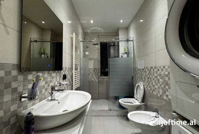 Shtepi ne shitje Apartament ne Tirane, 2+1, Mobilimi E mobiluar, Pagesa 240,000  Euro.