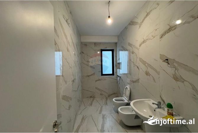 Ambient biznesi me qera 3+1 ne Tirane - 750 Euro